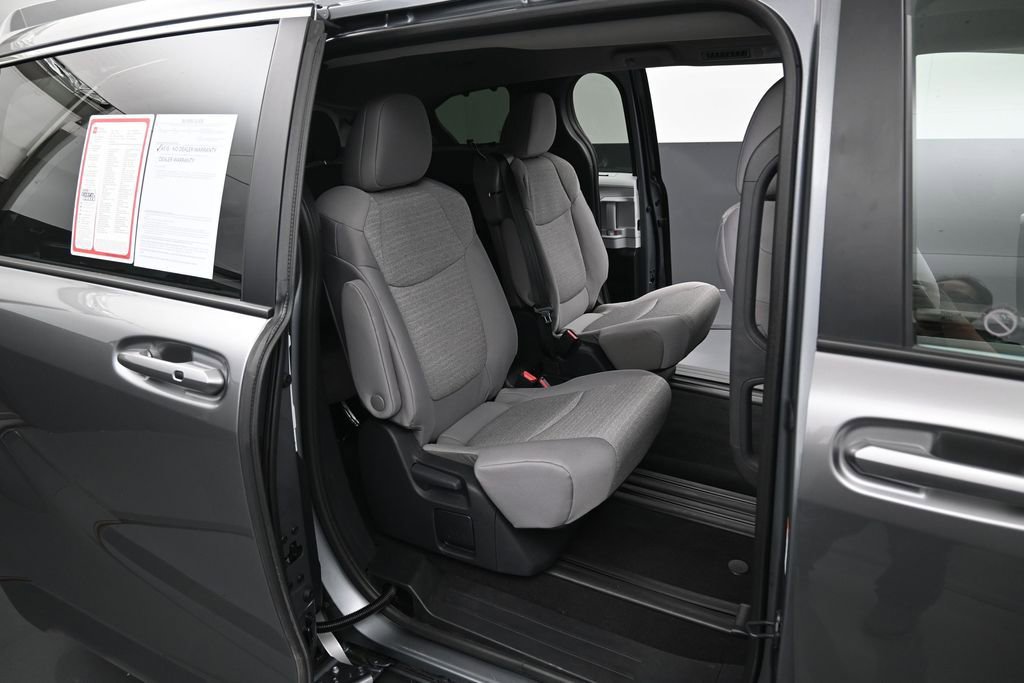 Used 2026 Toyota Sienna LE FWD image 32
