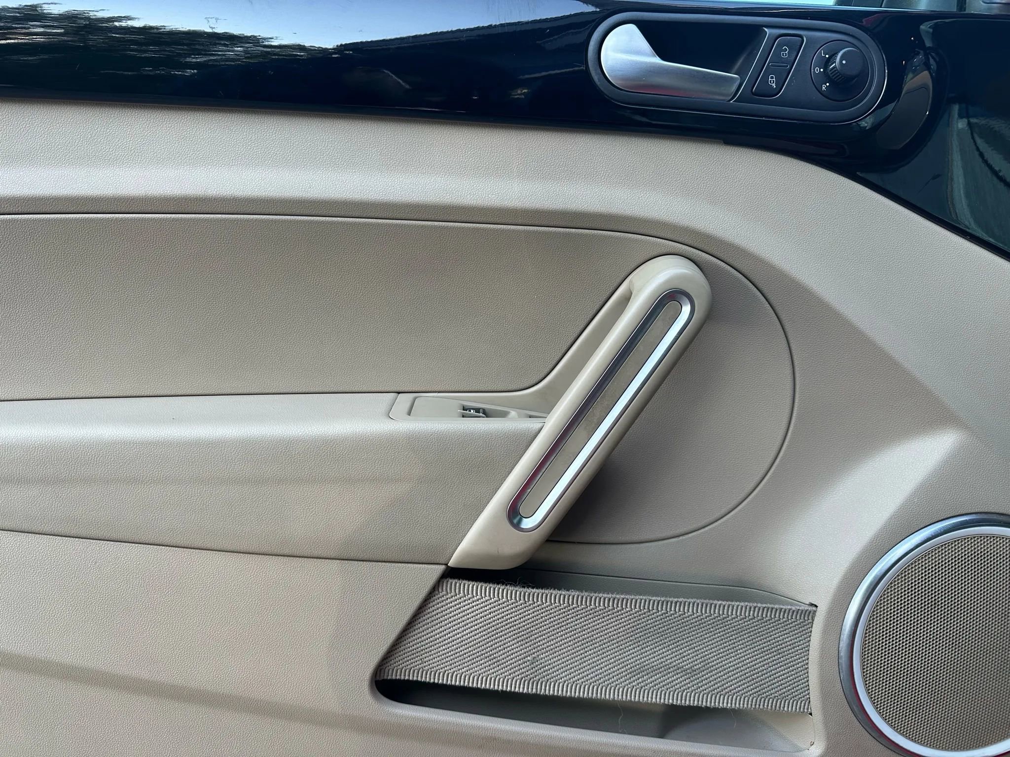 Used 2013 Volkswagen Beetle 2.0T image 9