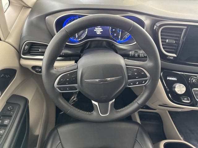 Used 2023 Chrysler Pacifica Touring-L FWD image 29