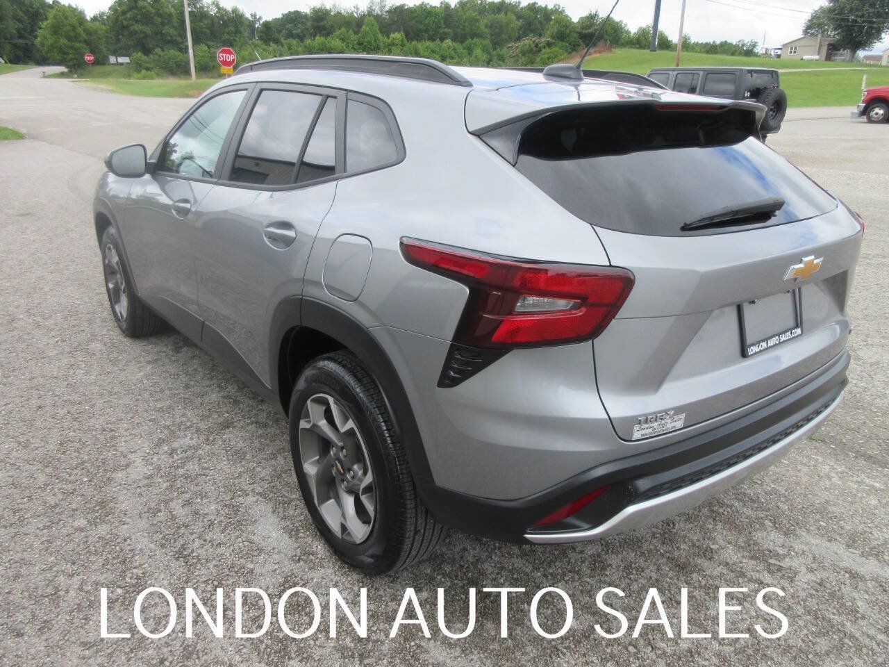 Used 2026 Chevrolet Trax LT FWD image 4