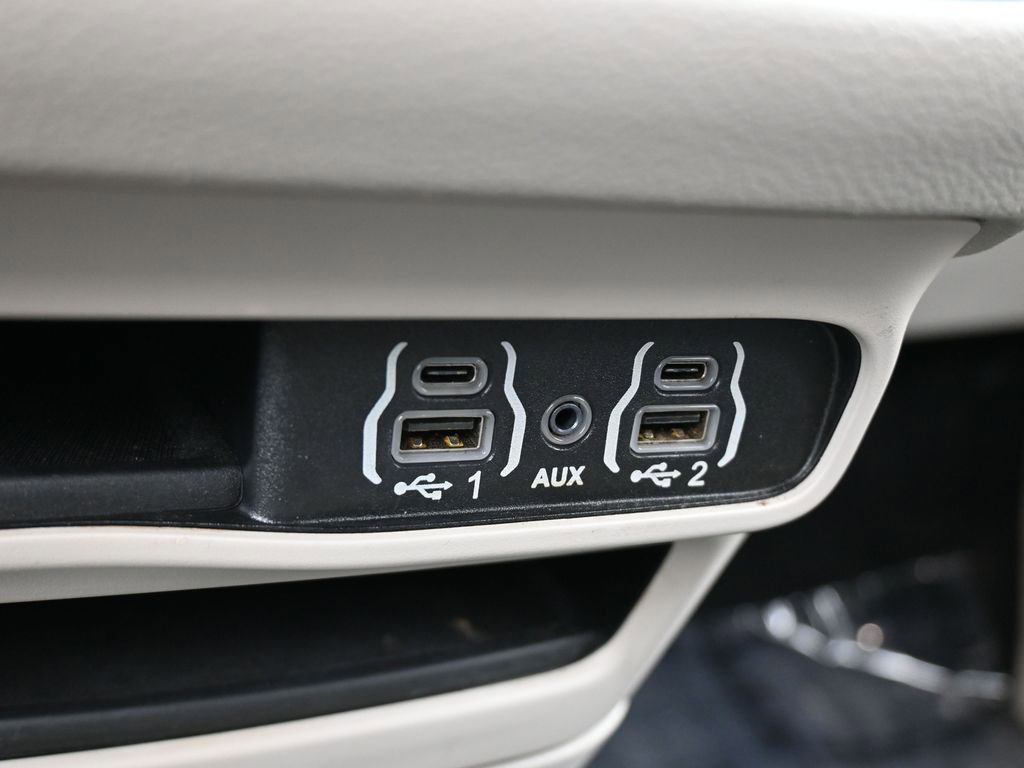 Used 2023 Chrysler Pacifica Touring-L image 23