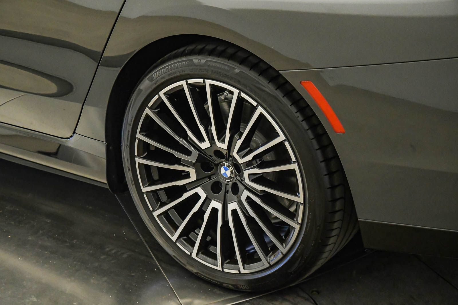 Certified 2025 BMW i7 eDrive50 w/ M Sport Package RWD image 10