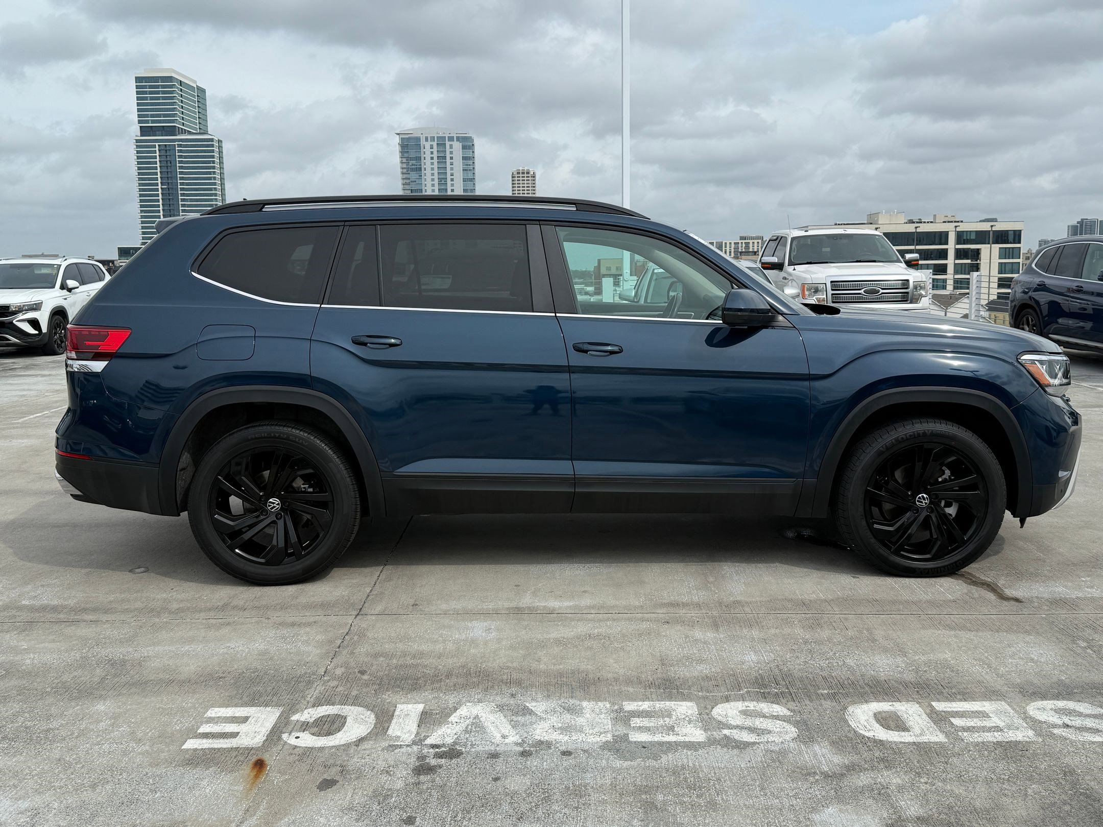 Used 2023 Volkswagen Atlas SE w/ Black Wheel Package FWD image 7