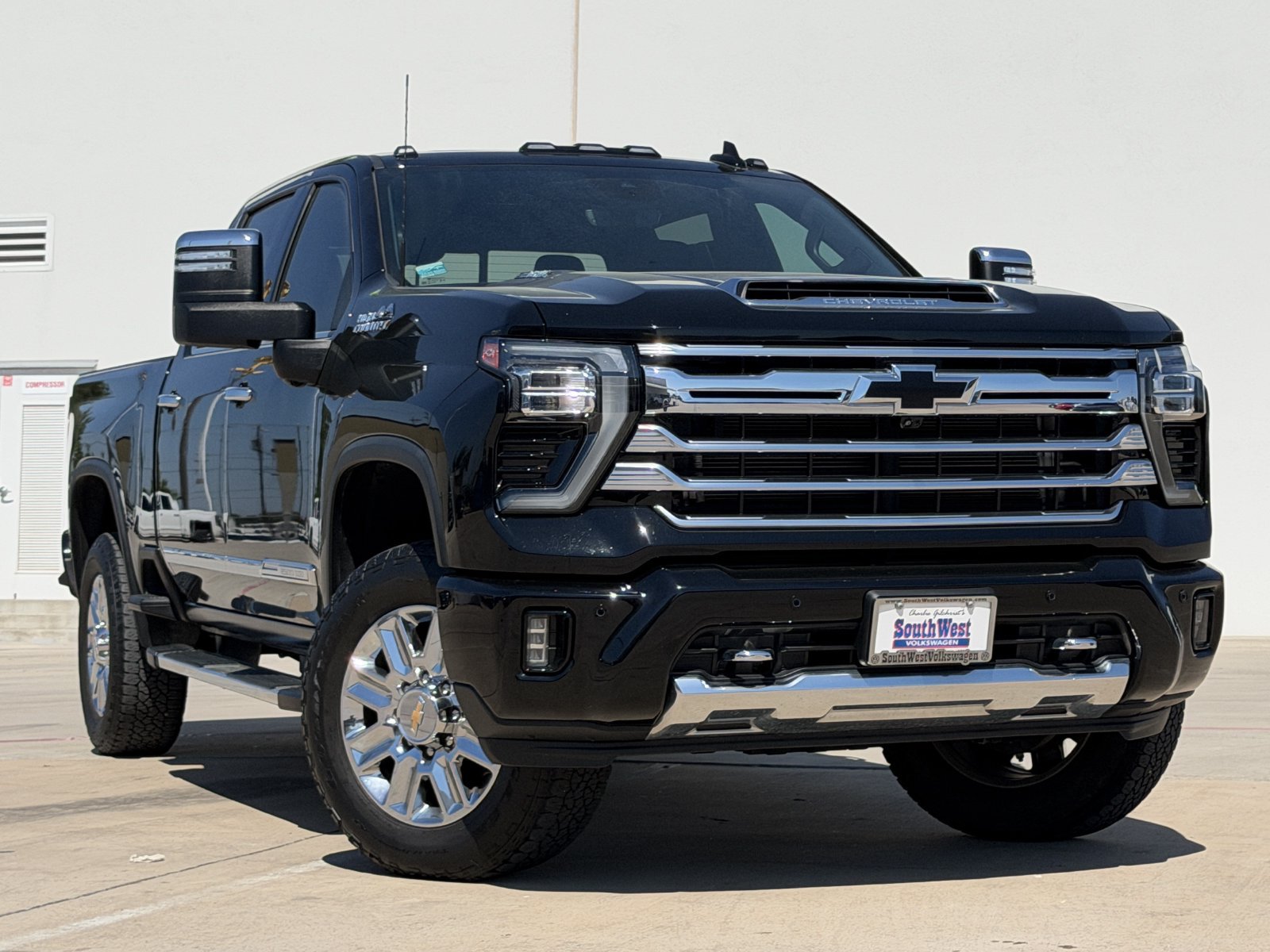 Used 2024 Chevrolet Silverado 2500 High Country w/ High Country Premium Package AWD/4WD image 2