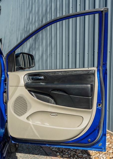Used 2018 Dodge Grand Caravan SE w/ UConnect Hands-Free Group FWD image 38