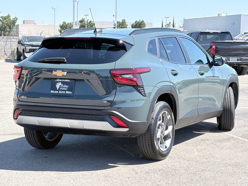 Used 2025 Chevrolet Trax LT FWD image 5