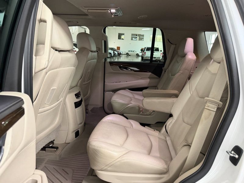 Used 2020 Cadillac Escalade Premium Luxury AWD/4WD image 17