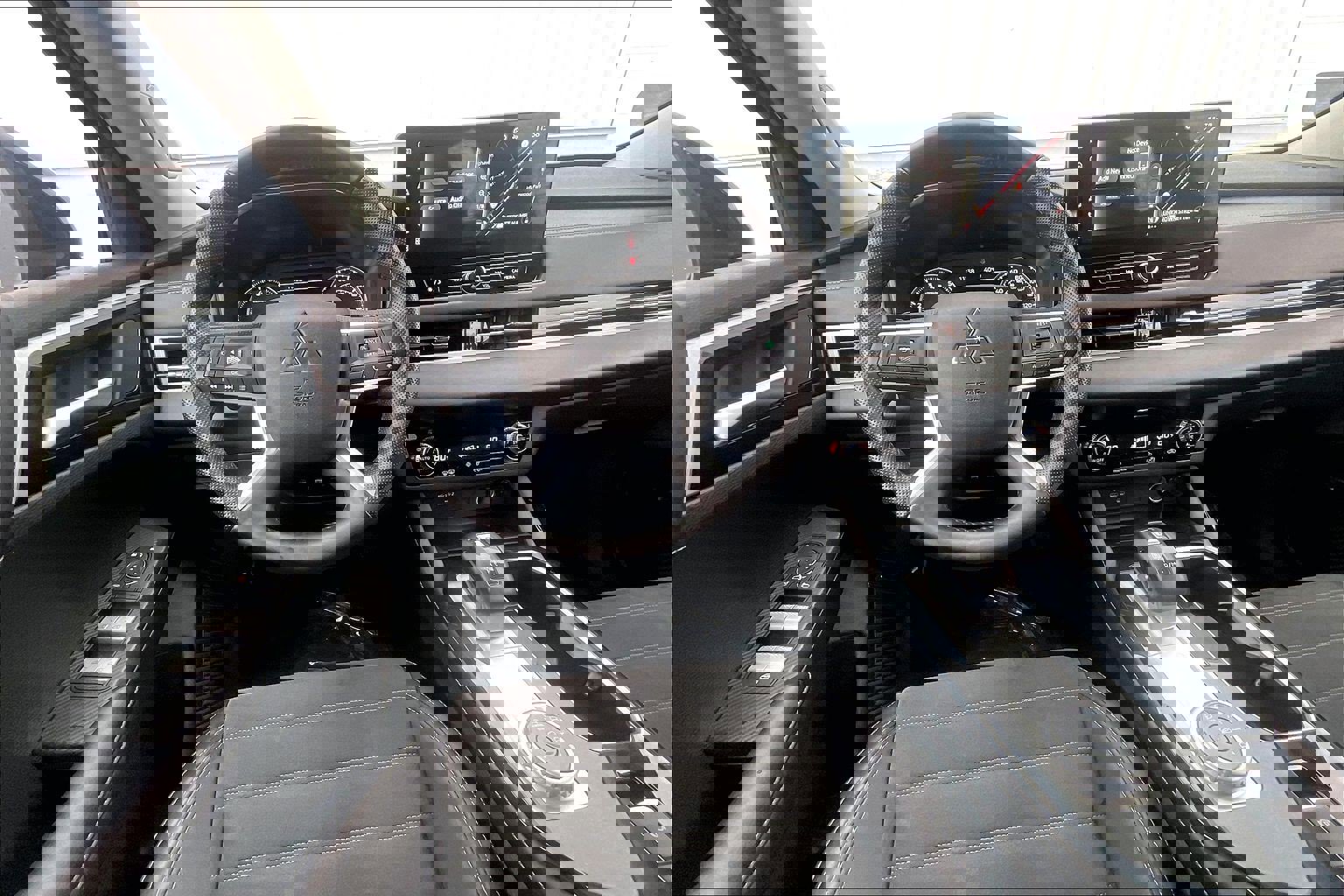 Used 2025 Mitsubishi Outlander SE image 6