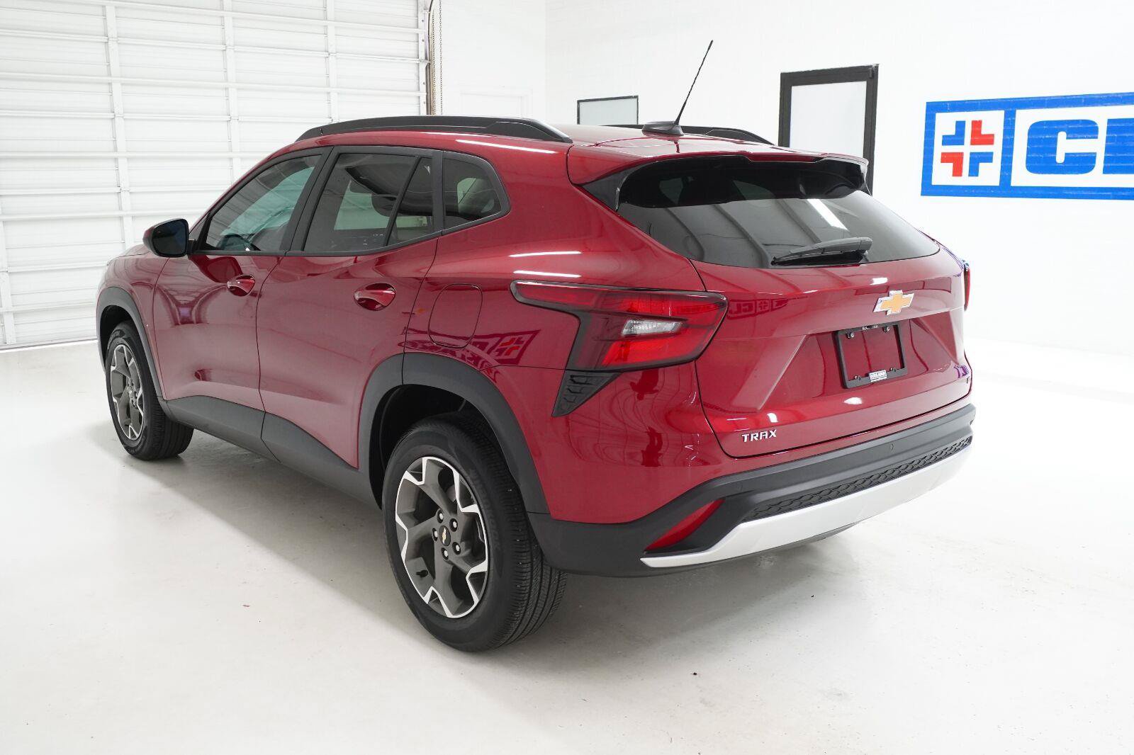 Used 2025 Chevrolet Trax LT w/ Driver Confidence Package FWD image 30