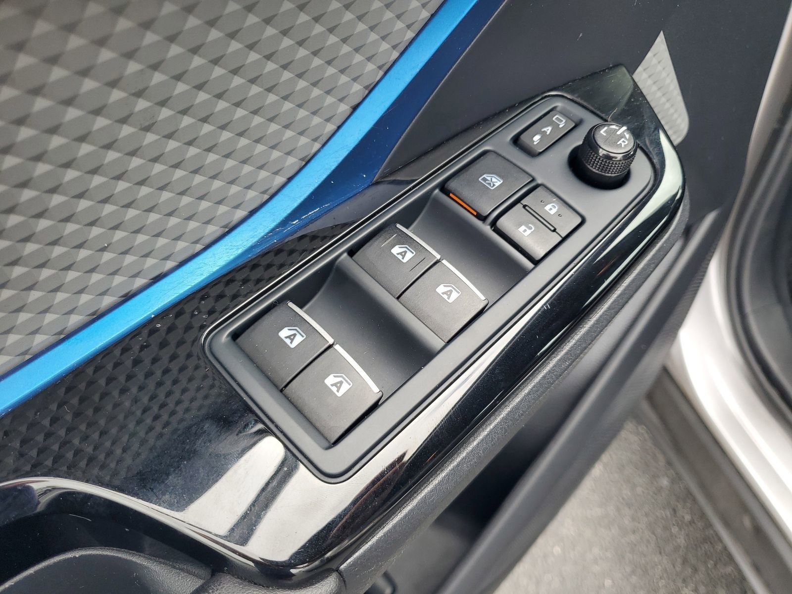 Used 2019 Toyota C-HR XLE FWD image 13