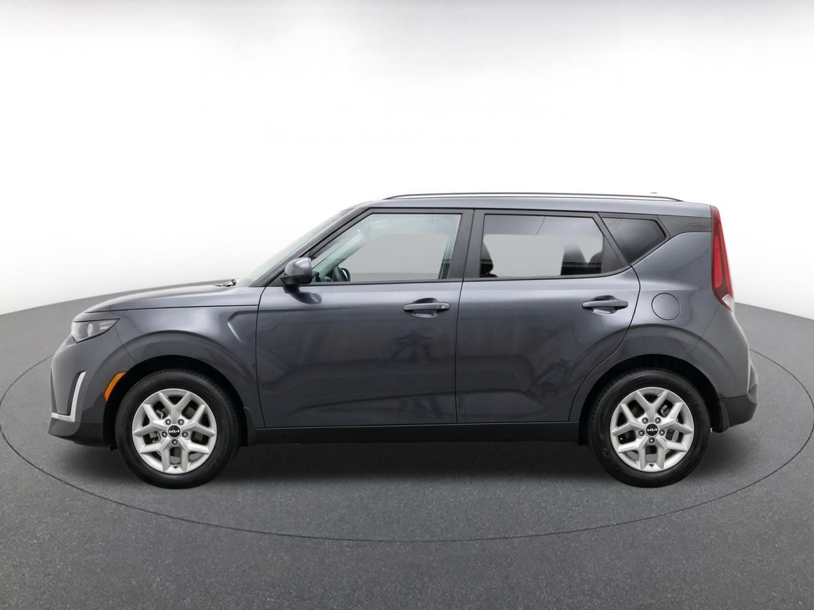 Used 2025 Kia Soul LX w/ LX Technology Package FWD image 4