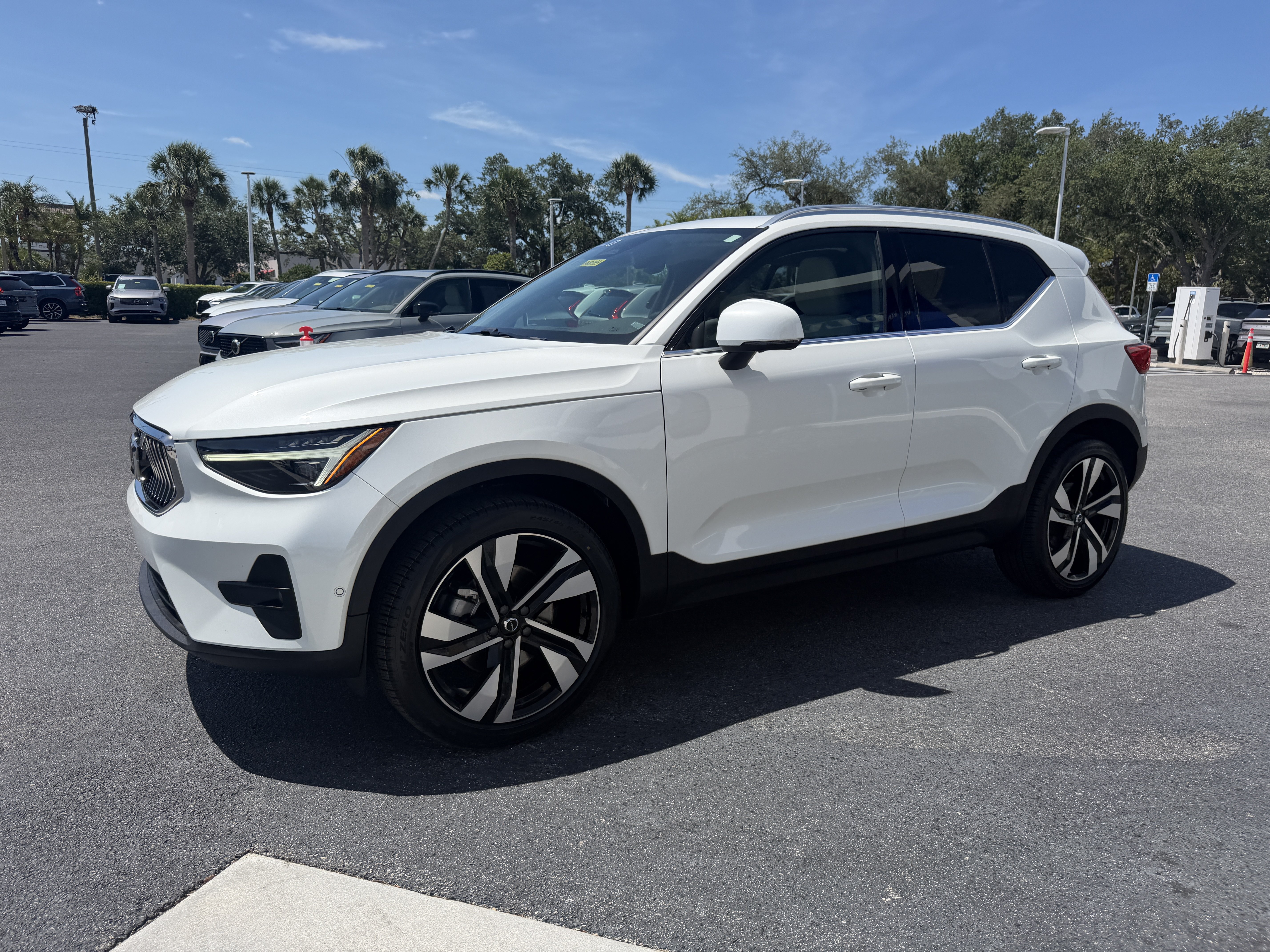 Certified 2023 Volvo XC40 B5 Ultimate w/ Protection Package Premier AWD/4WD image 7