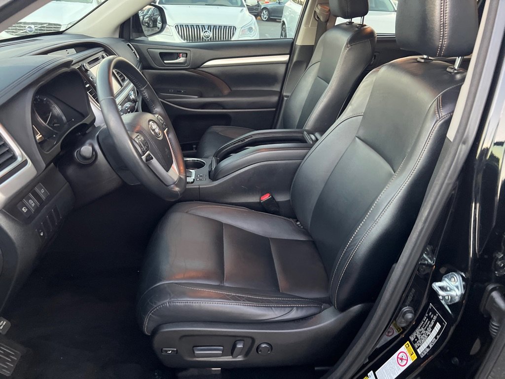 Used 2017 Toyota Highlander XLE image 12