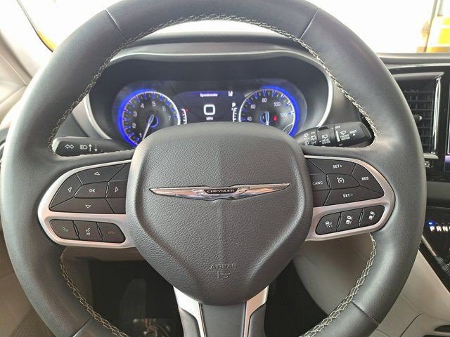 Used 2024 Chrysler Pacifica Touring-L FWD image 10