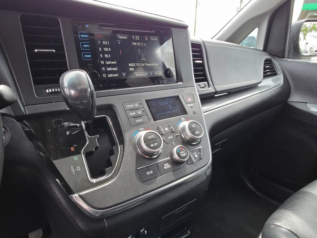 Used 2017 Toyota Sienna SE Premium FWD image 24