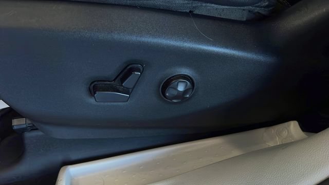 Used 2017 Chrysler Pacifica Touring-L FWD image 8