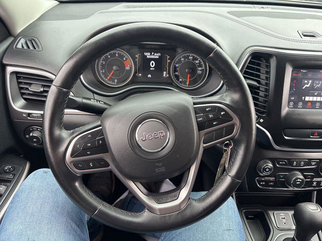 Used 2019 Jeep Cherokee Latitude w/ Cold Weather Group FWD image 17