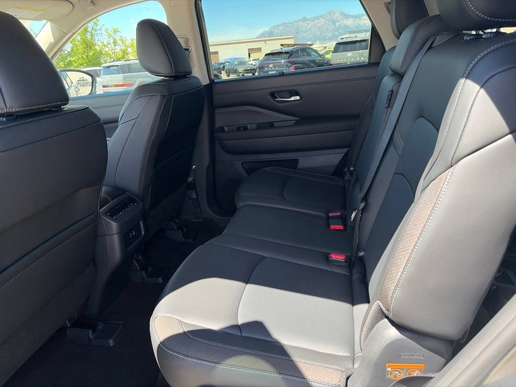 Used 2025 Nissan Pathfinder SL w/ Lighting Package (N92) AWD/4WD image 24