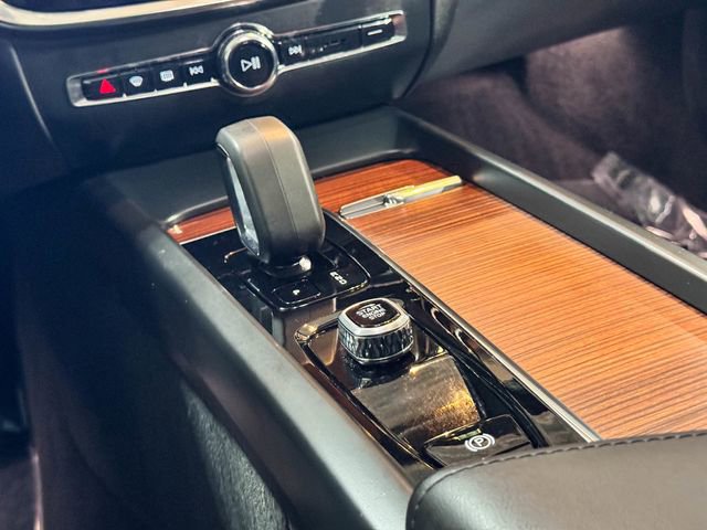 Used 2024 Volvo V60 B5 Cross Country Plus w/ Protection Package Premier image 33