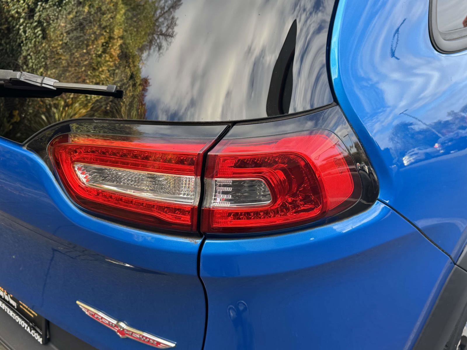 Used 2017 Jeep Cherokee Trailhawk image 10