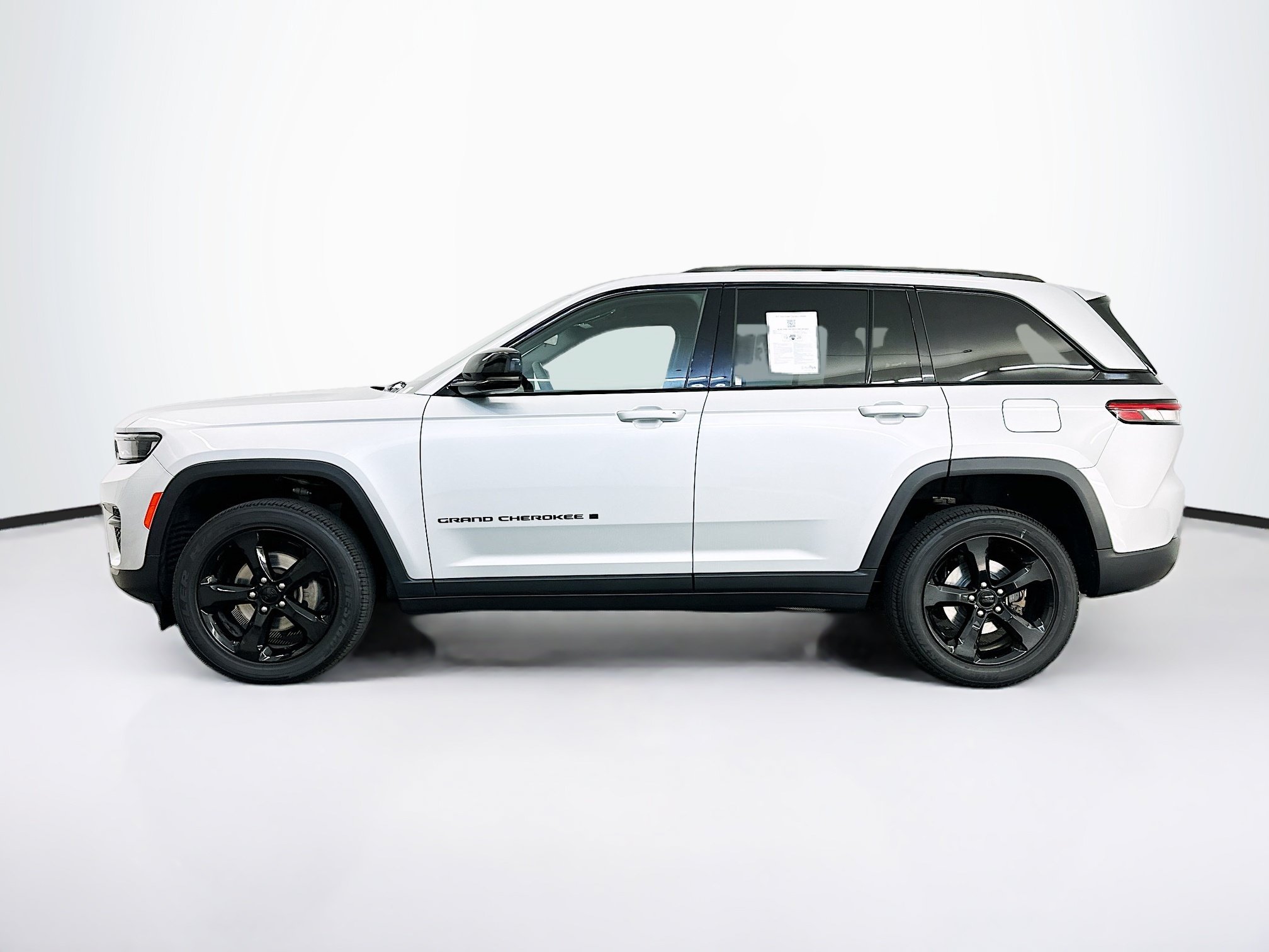 Used 2023 Jeep Grand Cherokee Altitude AWD/4WD image 4
