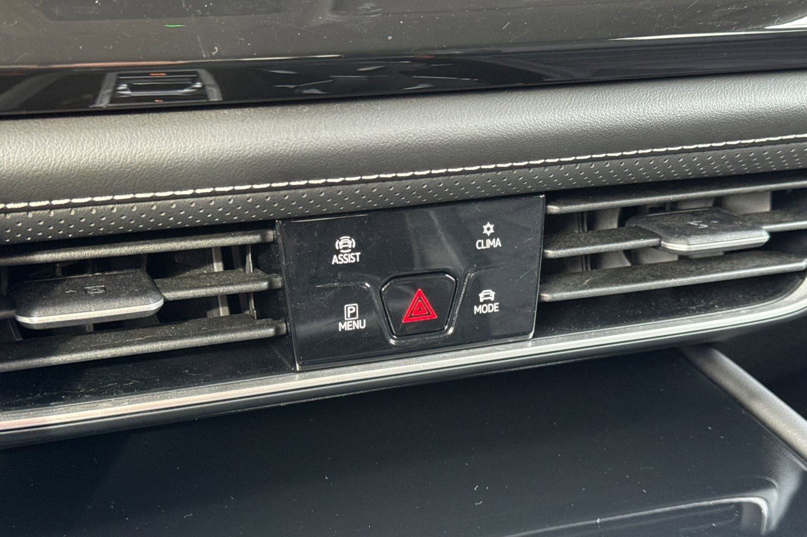 Used 2025 Volkswagen Atlas SE image 23