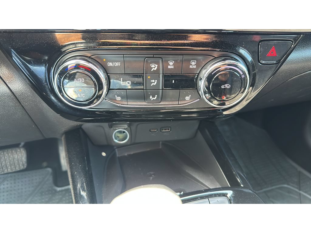 Used 2024 Chevrolet Trax RS w/ Sunroof Package FWD image 16