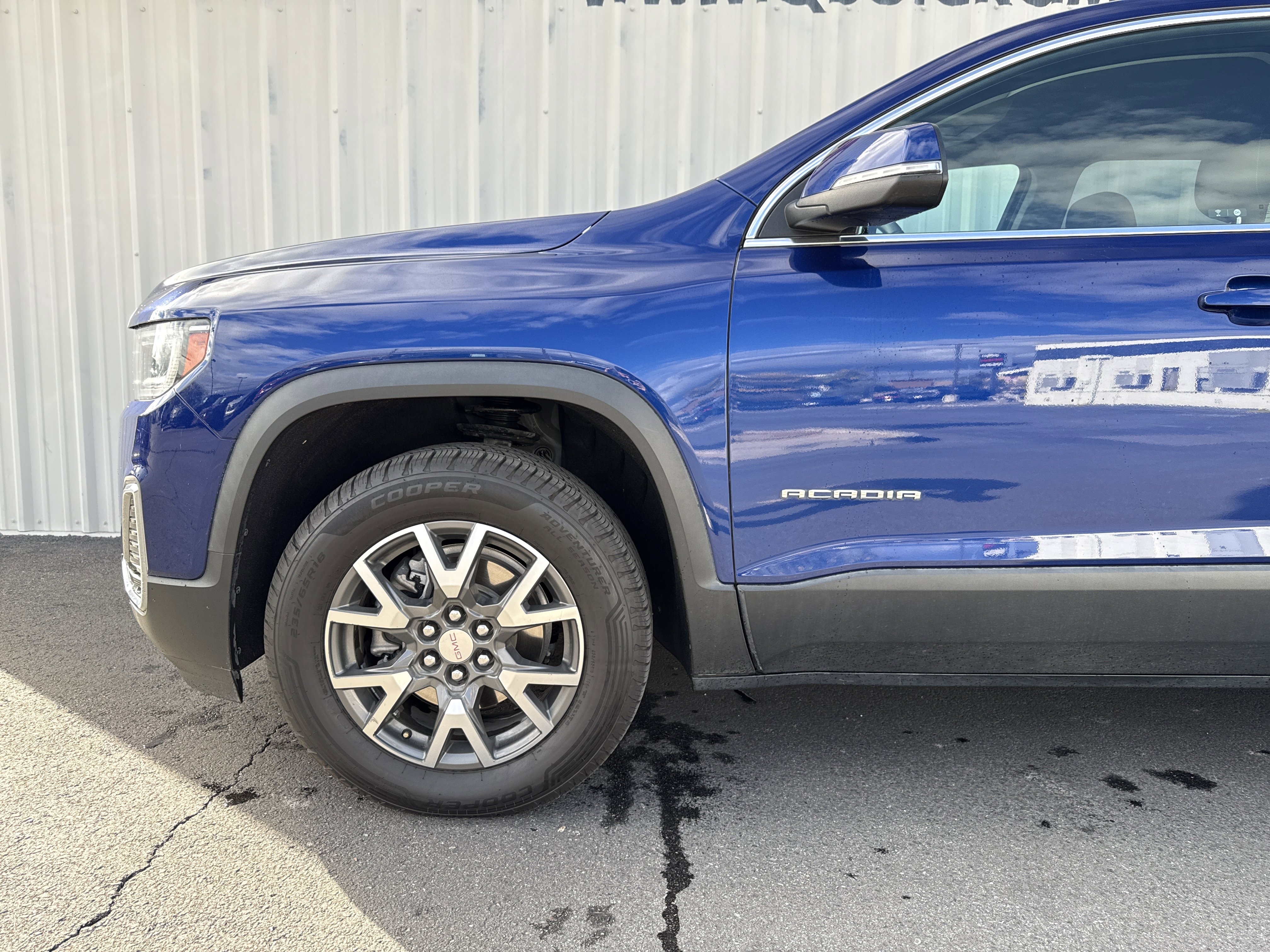 Used 2023 GMC Acadia SLE image 3