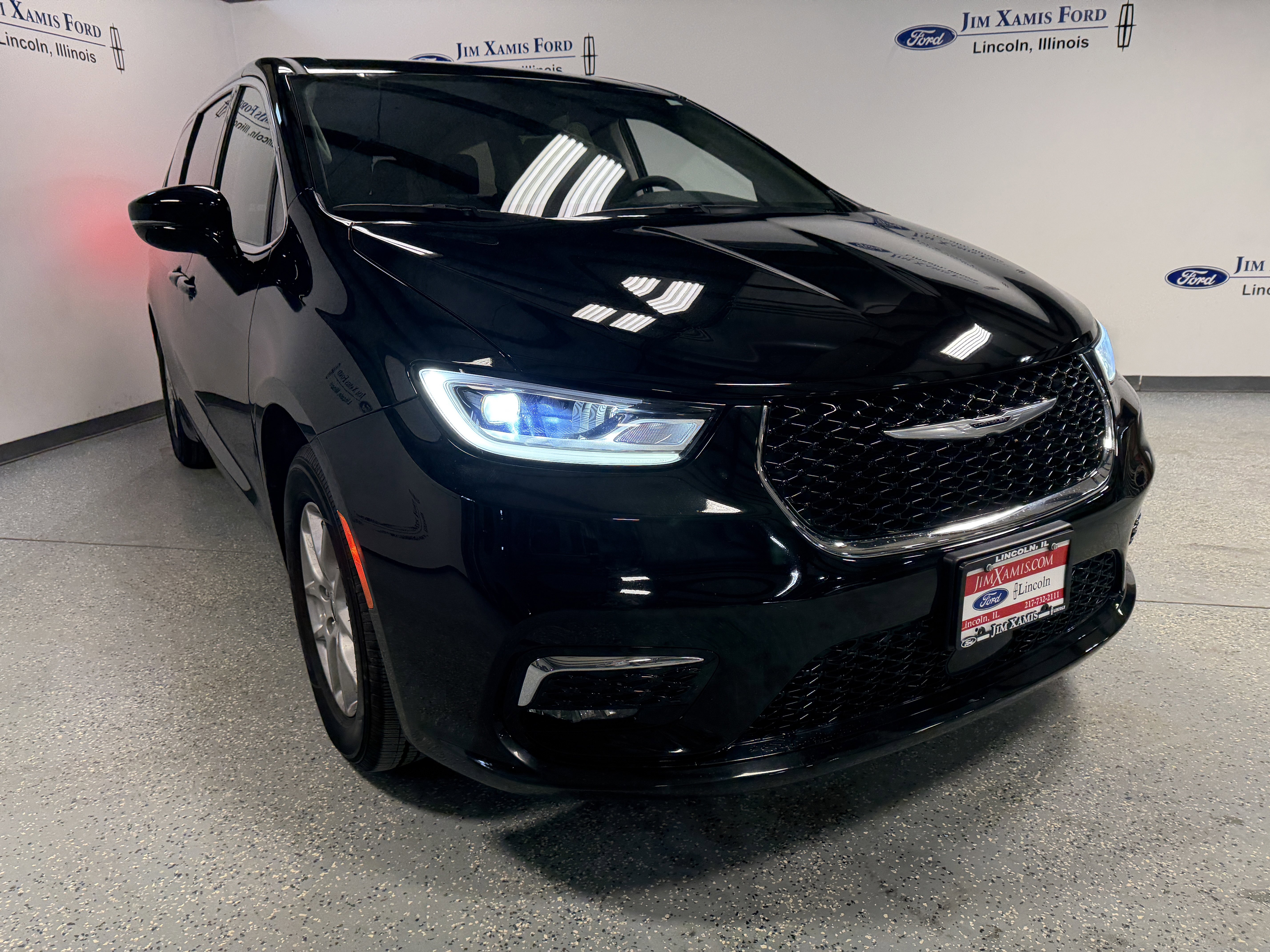 Used 2024 Chrysler Pacifica Touring-L image 36