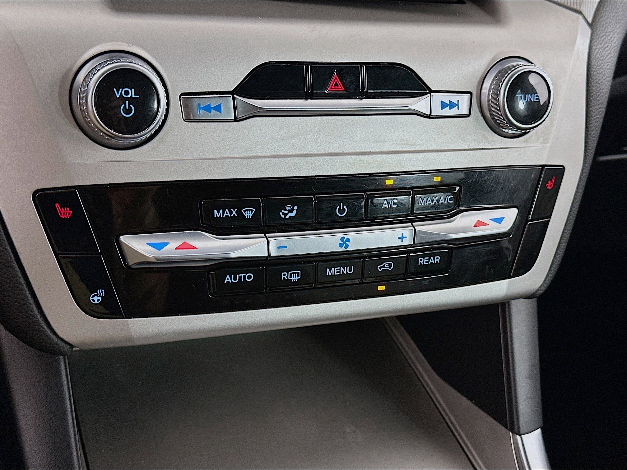 Used 2022 Ford Explorer XLT w/ Equipment Group 202A image 24