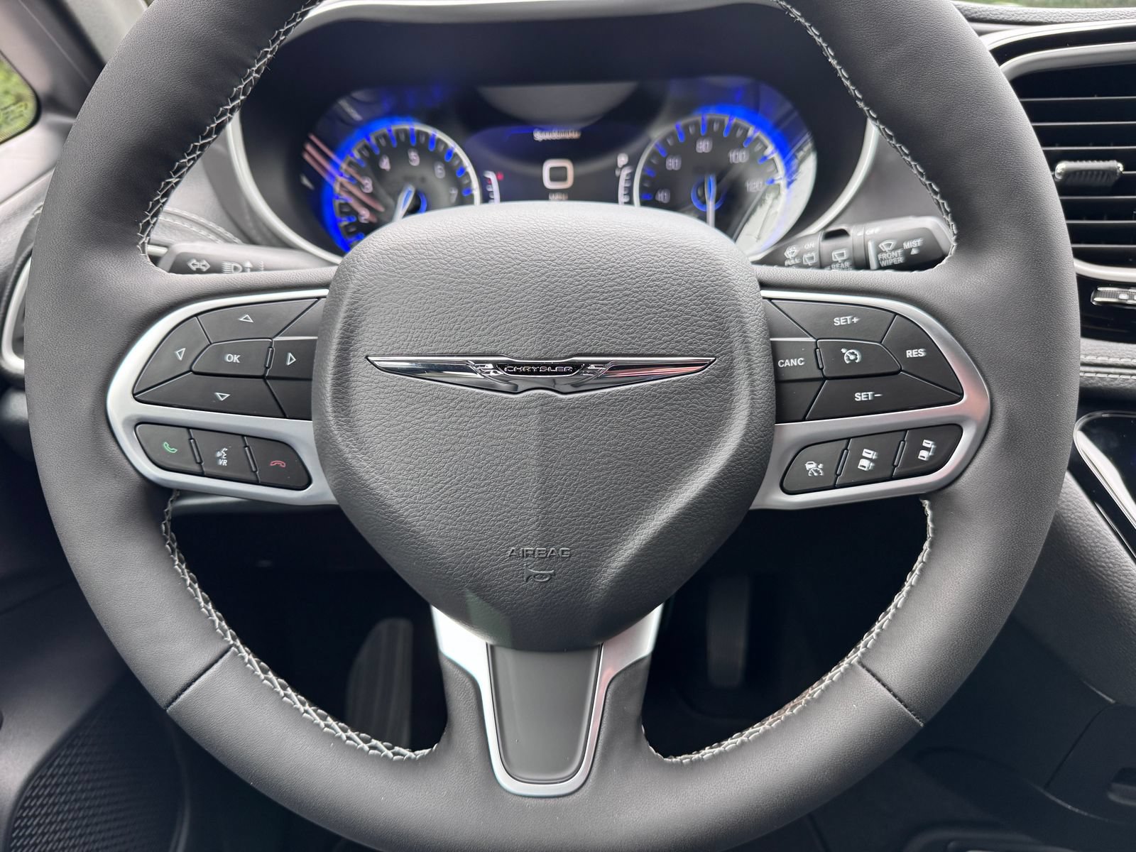 New 2025 Chrysler Pacifica Select AWD/4WD image 3