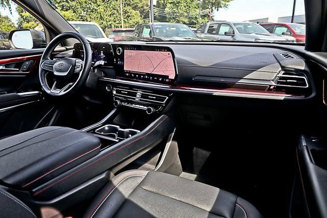 Used 2024 Chevrolet Traverse Z71 image 5