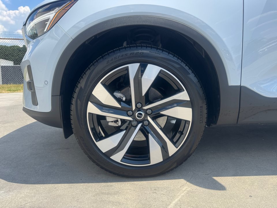 Certified 2025 Volvo XC40 B5 Ultra AWD/4WD image 27