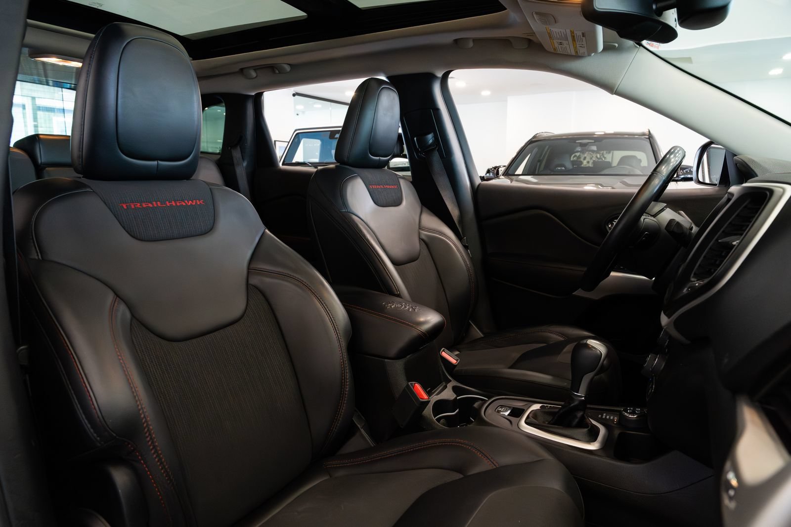 Used 2018 Jeep Cherokee Trailhawk w/ Comfort/Convenience Group AWD/4WD image 24