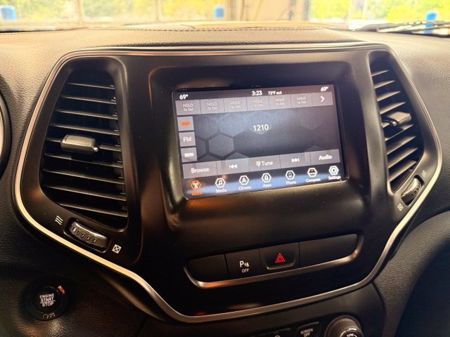 Used 2019 Jeep Cherokee Latitude Plus w/ Comfort/Convenience Group AWD/4WD image 13