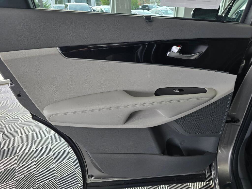 Used 2019 Kia Sorento SX image 39