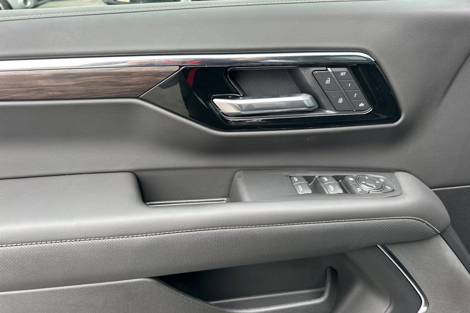 New 2025 Chevrolet Suburban Premier image 11