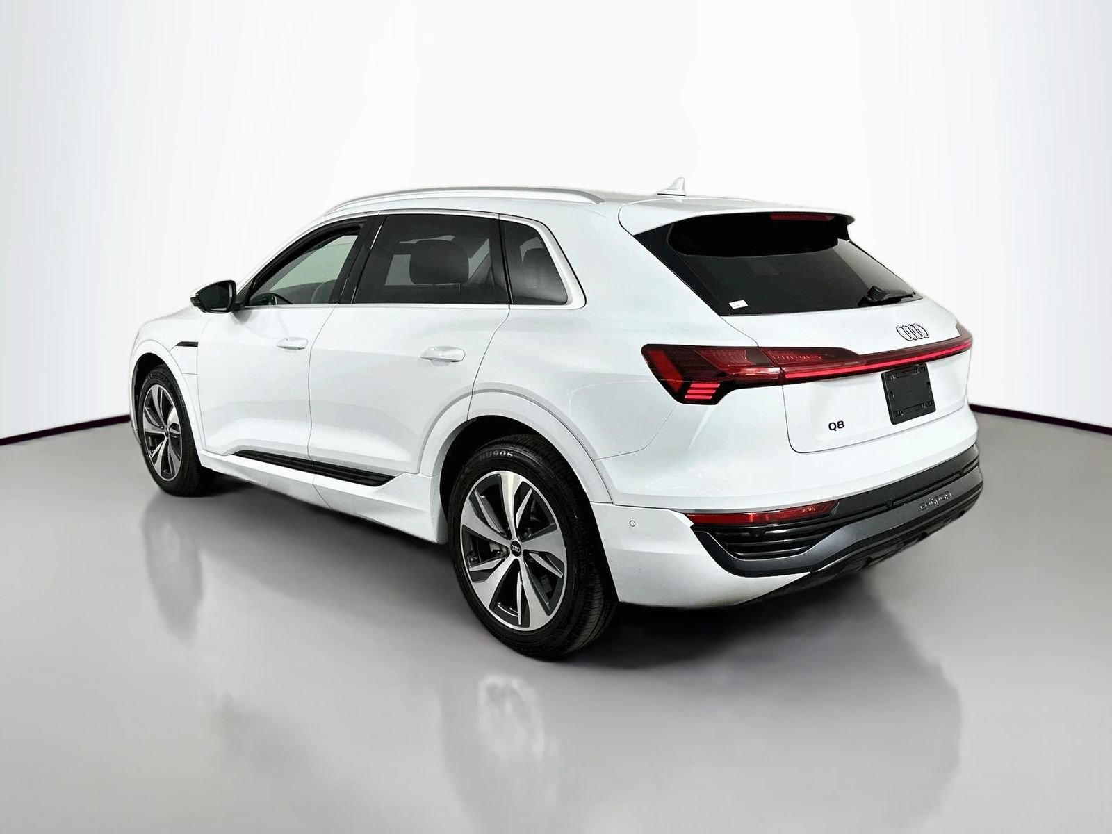 Used 2024 Audi Q8 e-tron Premium Plus AWD/4WD image 5