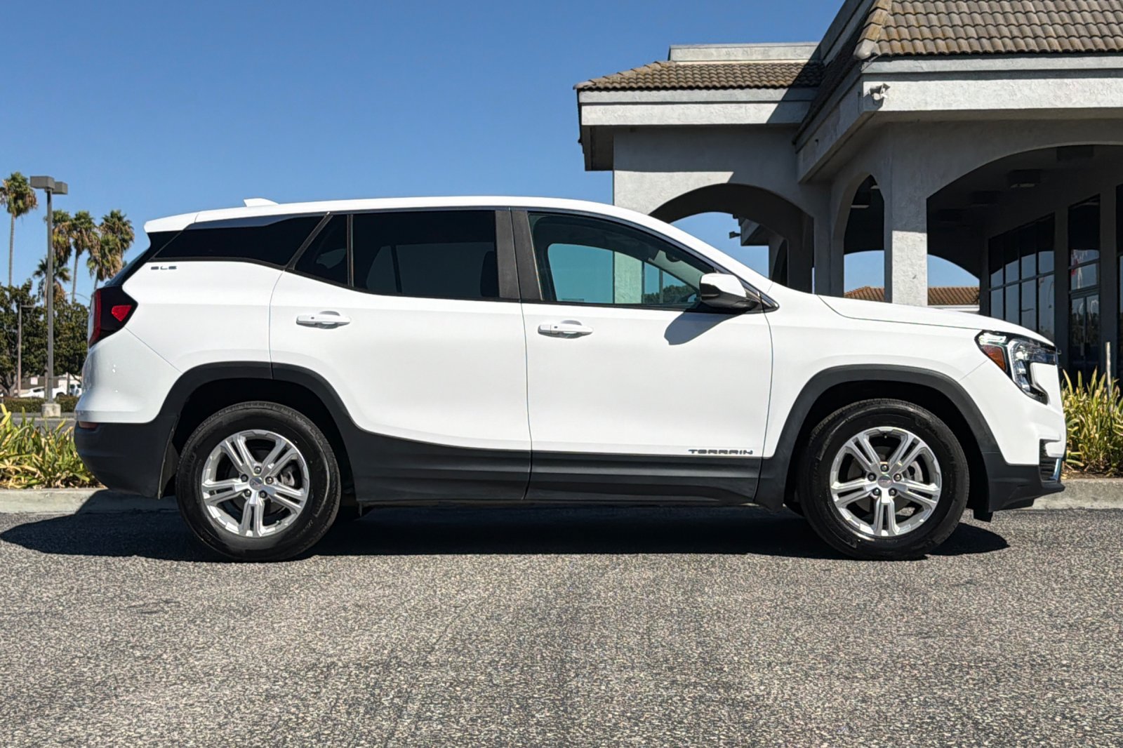 Used 2024 GMC Terrain SLE FWD image 3