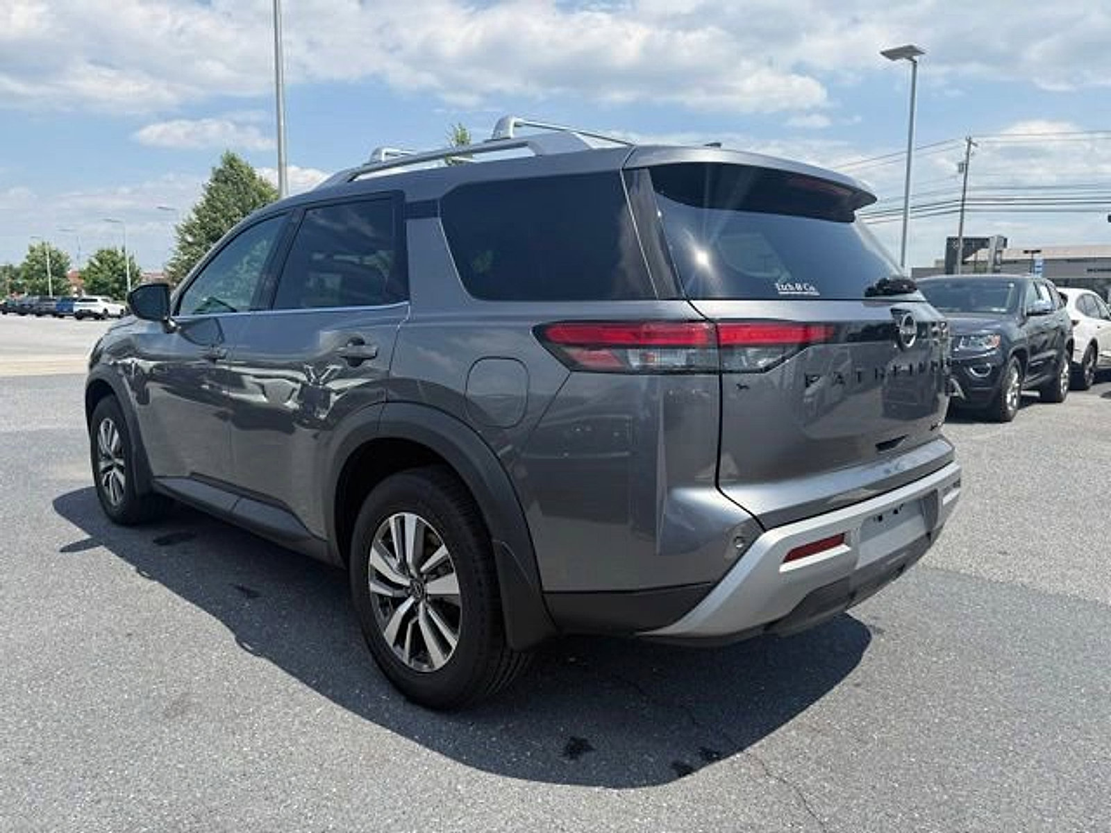 Used 2022 Nissan Pathfinder SL w/ Lighting Package (N92) AWD/4WD image 9