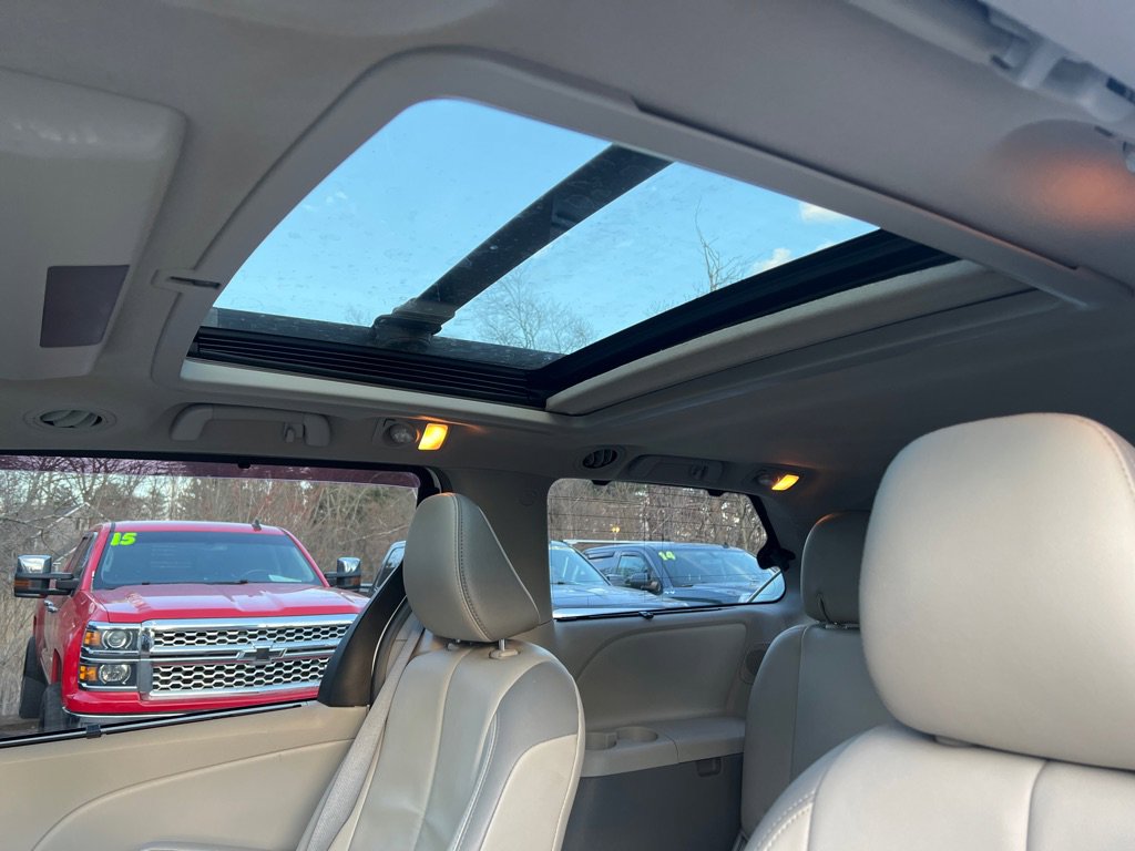 Used 2014 Toyota Sienna Limited w/ Limited Premium Package image 31