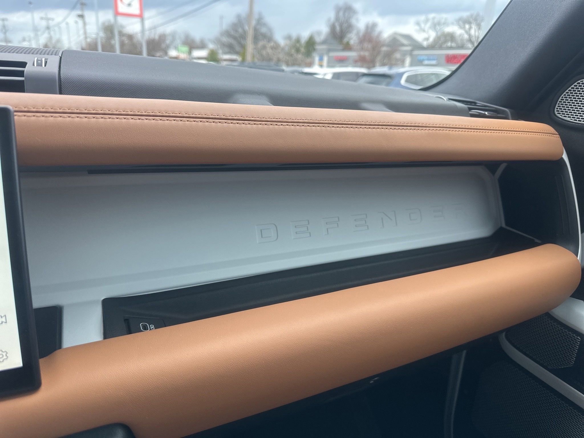 Used 2024 Land Rover Defender 130 S image 28