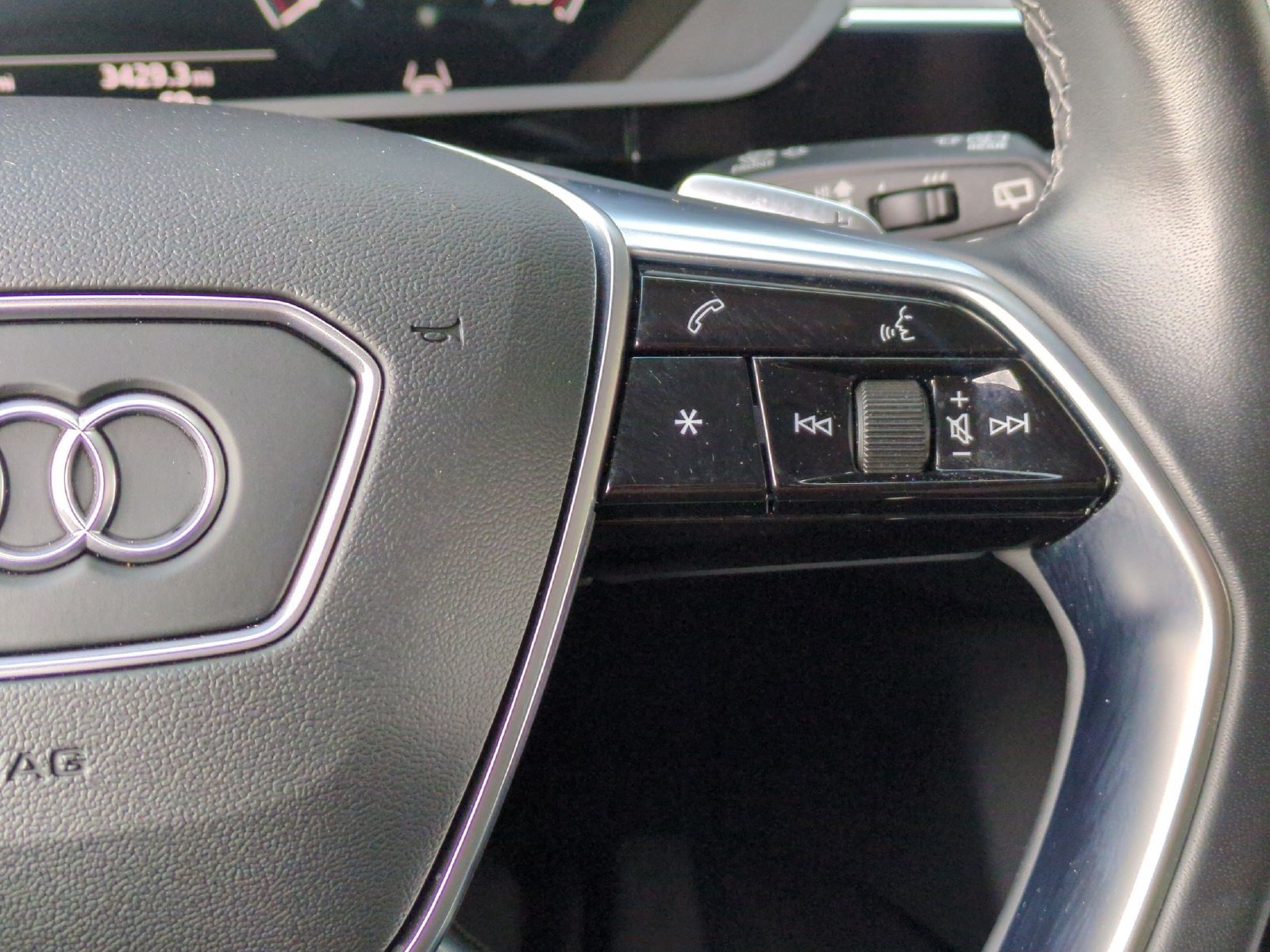 Used 2024 Audi Q8 e-tron Premium Plus AWD/4WD image 11
