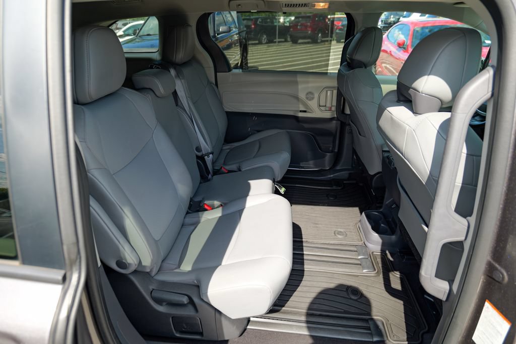 Used 2024 Toyota Sienna XLE w/ XLE Plus Package FWD image 29