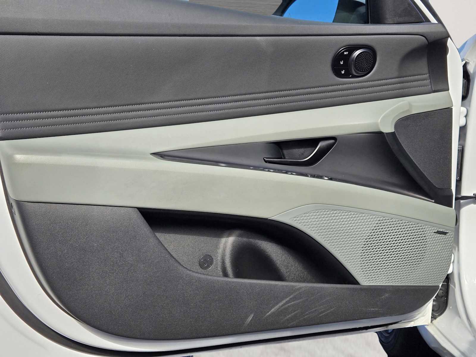 Used 2025 Hyundai Elantra Limited image 17