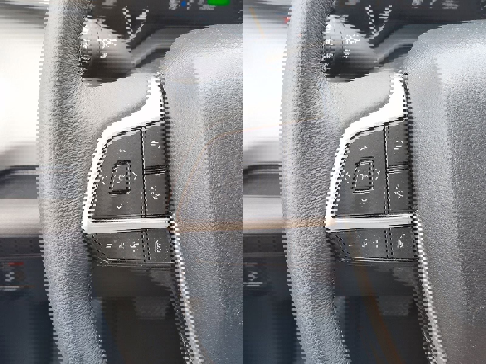 Used 2025 Toyota Sienna XLE image 40