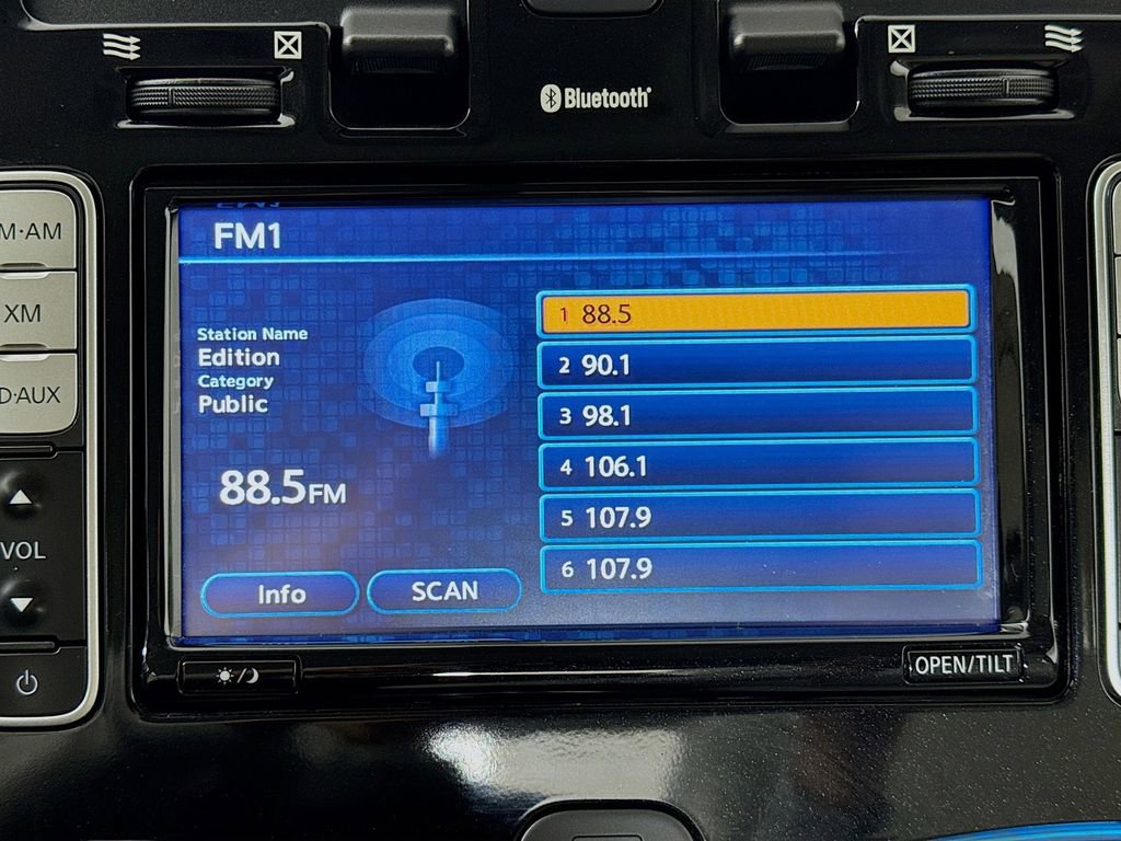 Used 2015 Nissan Leaf SV FWD image 18