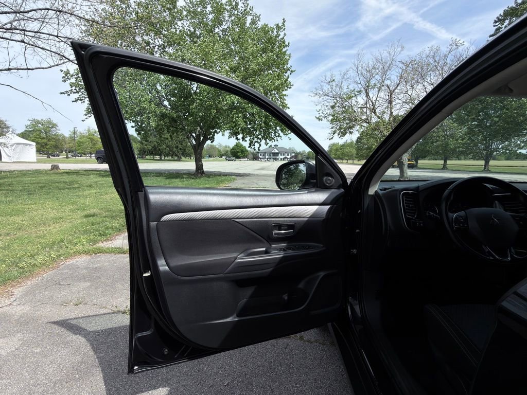 Used 2017 Mitsubishi Outlander ES AWD/4WD image 17