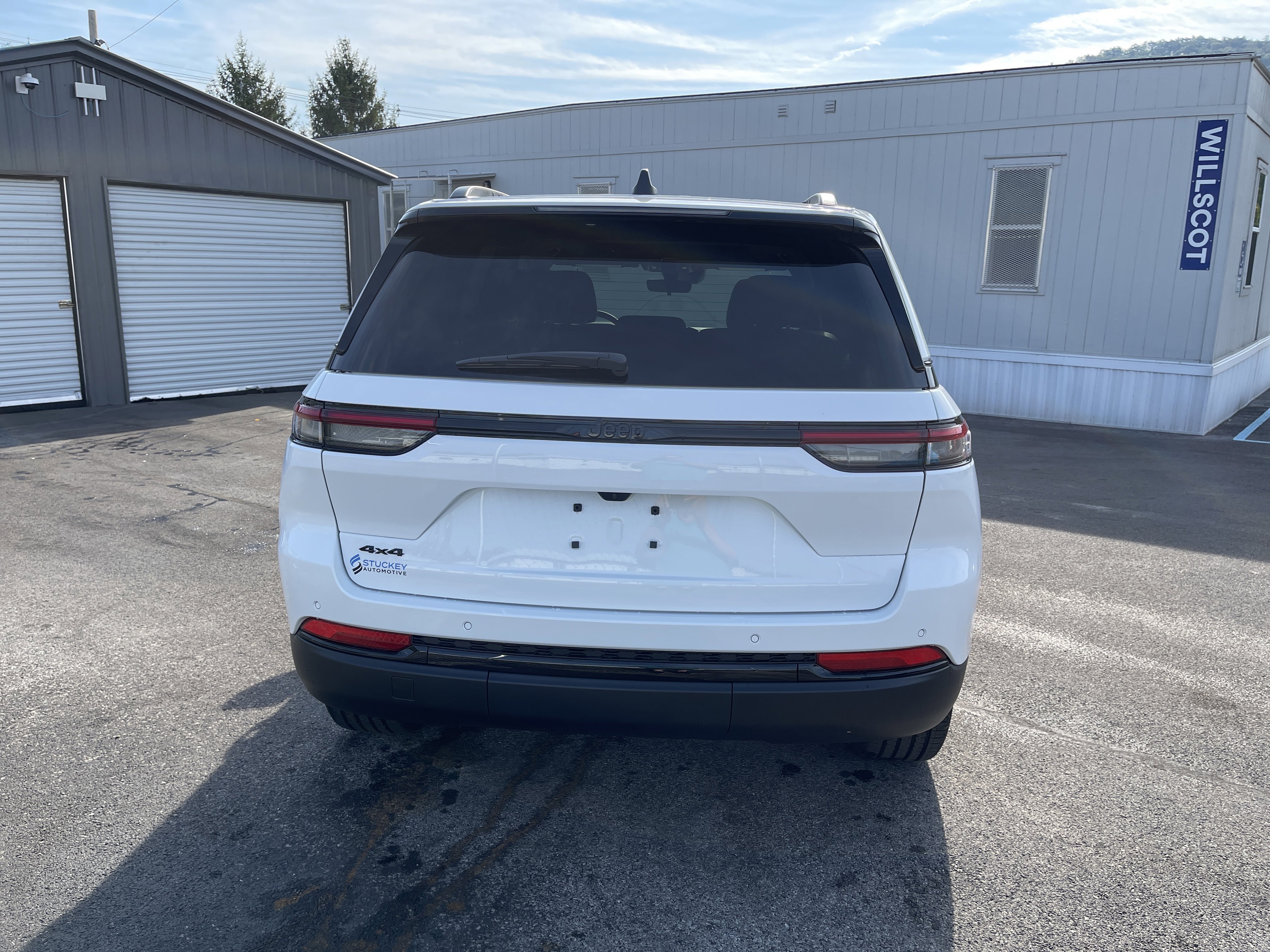 New 2025 Jeep Grand Cherokee Altitude image 4