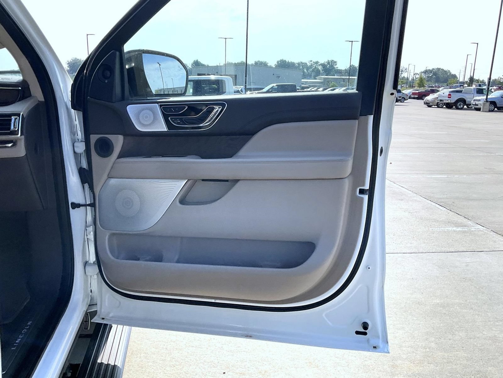 Certified 2023 Lincoln Navigator Reserve AWD/4WD image 17